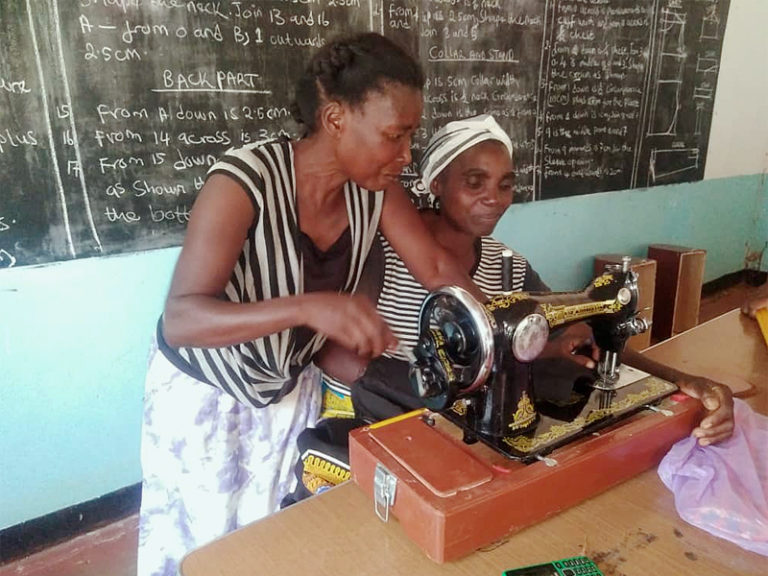 Mehr über den Artikel erfahren Nähschule in St. Kalemba​