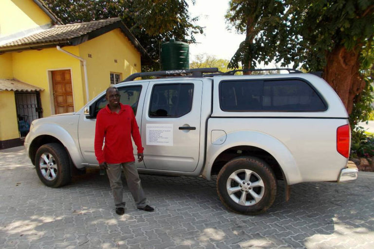 Elias vor unserem Mietwagen, Sambia 2013