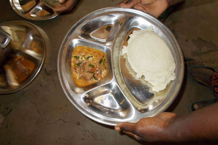 Essensausgabe in St. Kalemba, Sambia 2013