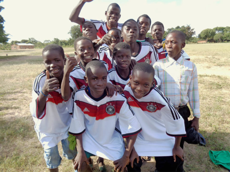 Fußballspiel in St. Kalemba, Sambia 2015