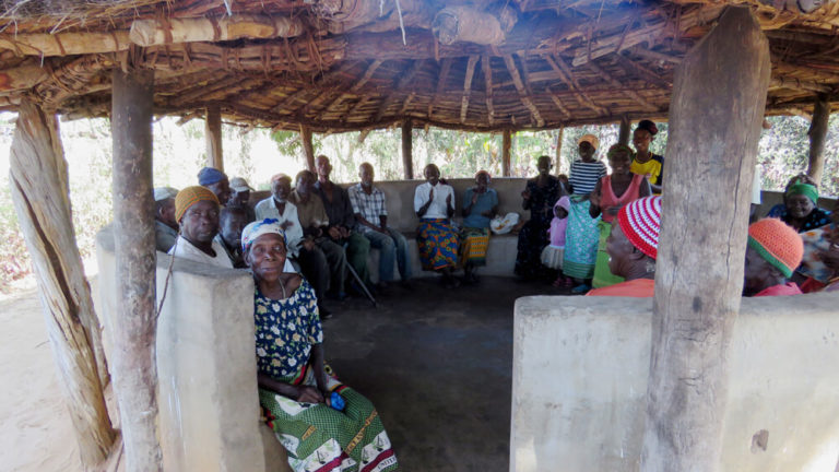 Lebensmittelausteilen in St. Kalemba, Sambia 2018