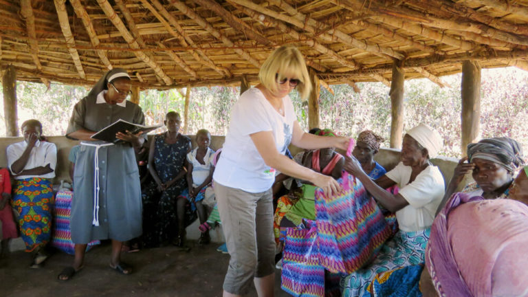 Lebensmittelausteilen in St. Kalemba, Sambia 2018