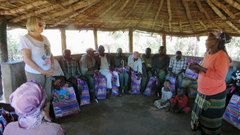 Lebensmittelausteilen in St. Kalemba, Sambia 2018
