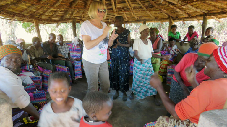 Lebensmittelausteilen in St. Kalemba, Sambia 2018