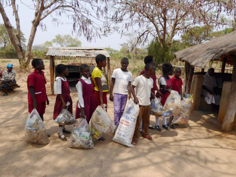 Müllsammeln in St. Kalemba, Sambia 2016