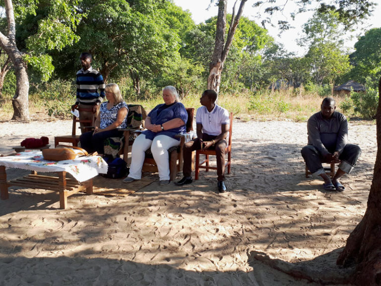 Treffen mit den Headmen in St. Kalemba, Sambia 2019