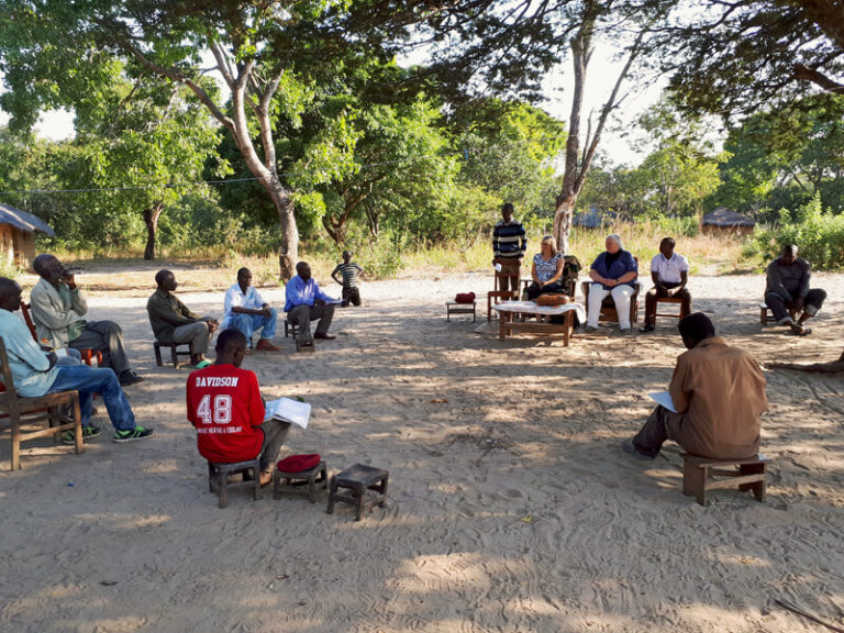 Treffen mit den Headmen in St. Kalemba, Sambia 2019