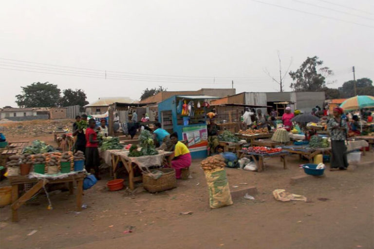 Verkaufsstände an der Straße Richtung Kitwe, Sambia 2013