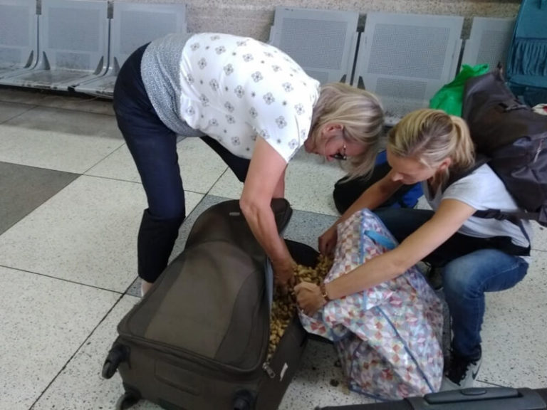 Erdnüsse verstauen, Sambia 2018
