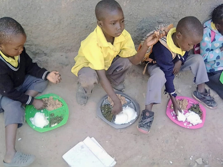 Schulfrühstück in der Luanshya Township School, SAmbiA e.V.