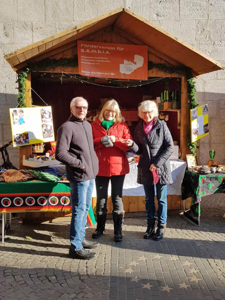 Stand am Würzburger Weihnachtsmarkt mit Käufern, S.A.m.b.i.A. e. V.