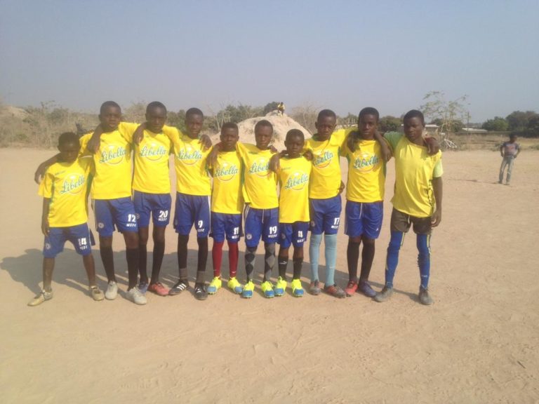 Mehr über den Artikel erfahren Trikot für Township-Fußballer