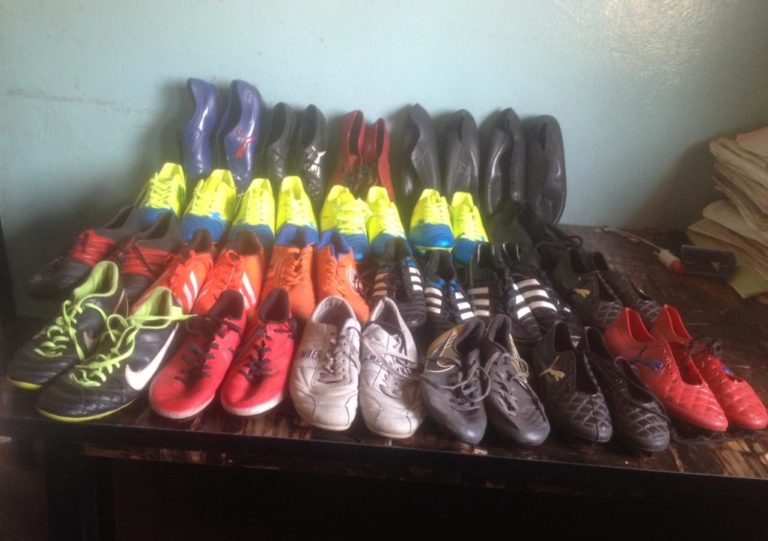 Fußballschuhe für die Kindermannschaft Luanshya