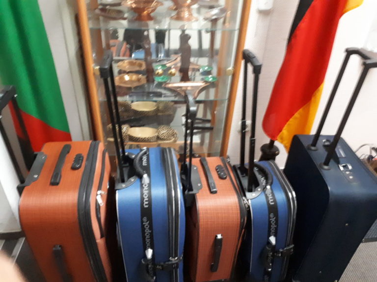 Laptops im Koffer nach Sambia