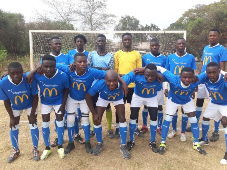 Mehr über den Artikel erfahren Trikots für Straßenkinder