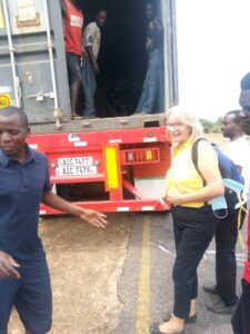 Anita beim Empfang der Bikes