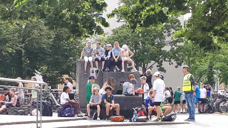 Mehr über den Artikel erfahren Schüler laufen und spenden