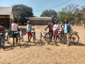 Fahrräder werden verteilt.