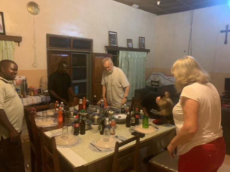 Abendessen in der Pfarrei St Kalemba