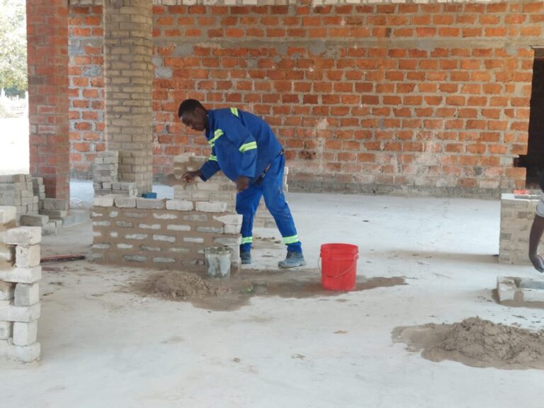 Der Maurer bei der Arbeit.