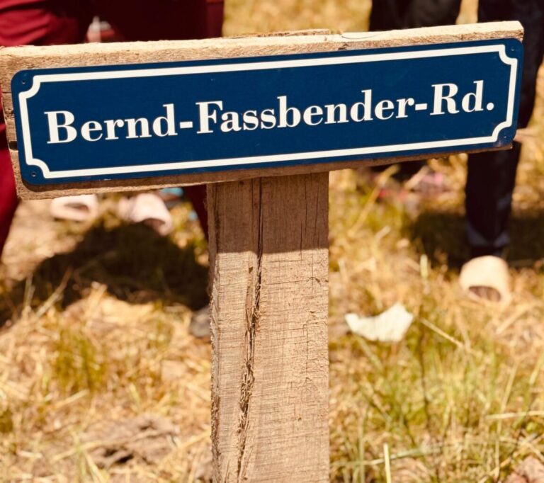 Das Straßenschild zum Schulcenter.