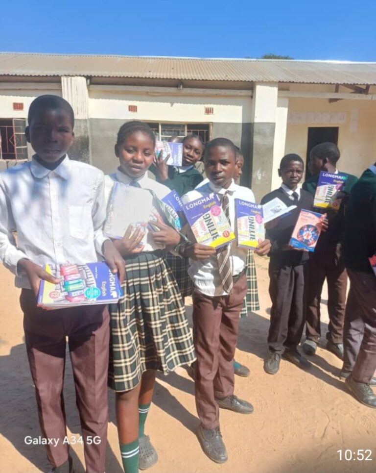 Schüler mit ihren neuen Büchern.