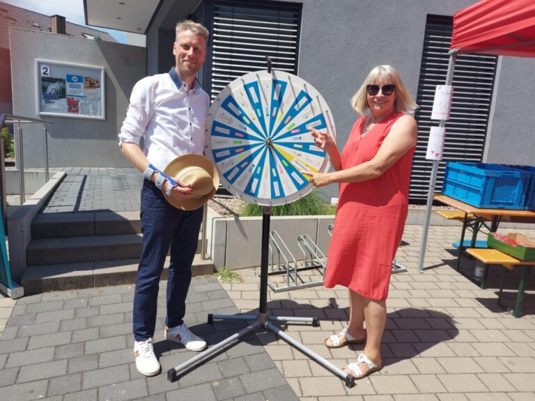 OB Torrez und Anita am Glücksrad