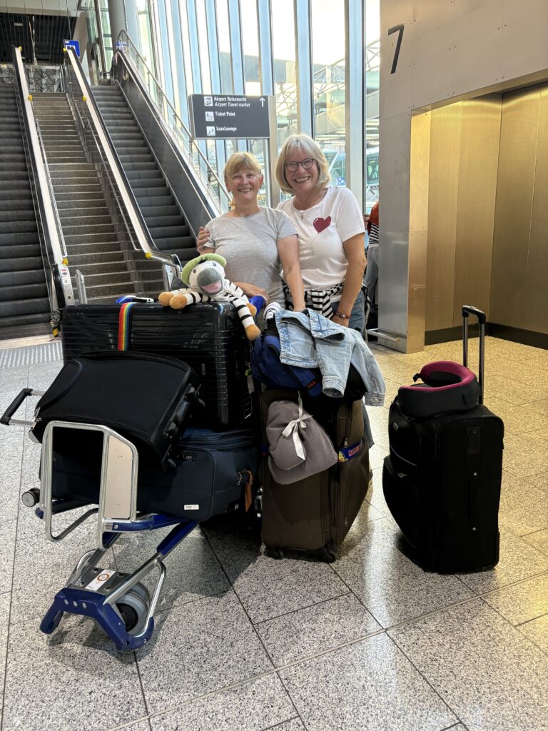 Anita Bartsch und Ines Hoee am Flughafen Frankfurt am Main. Hier beginnt die Reise nach Sambia.