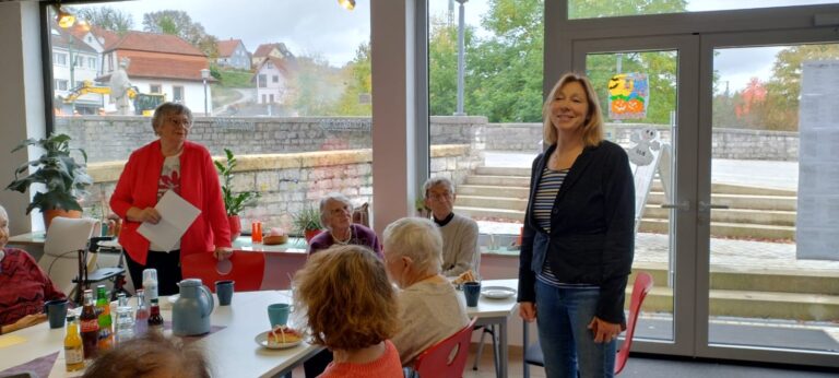 Brigitte Kieser begrüßt die Gäste.