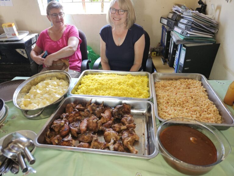 ... zum Mittagessen ein.