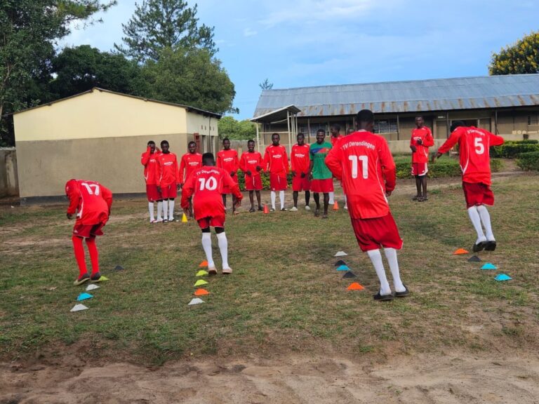 ... in den neuen Trikots.