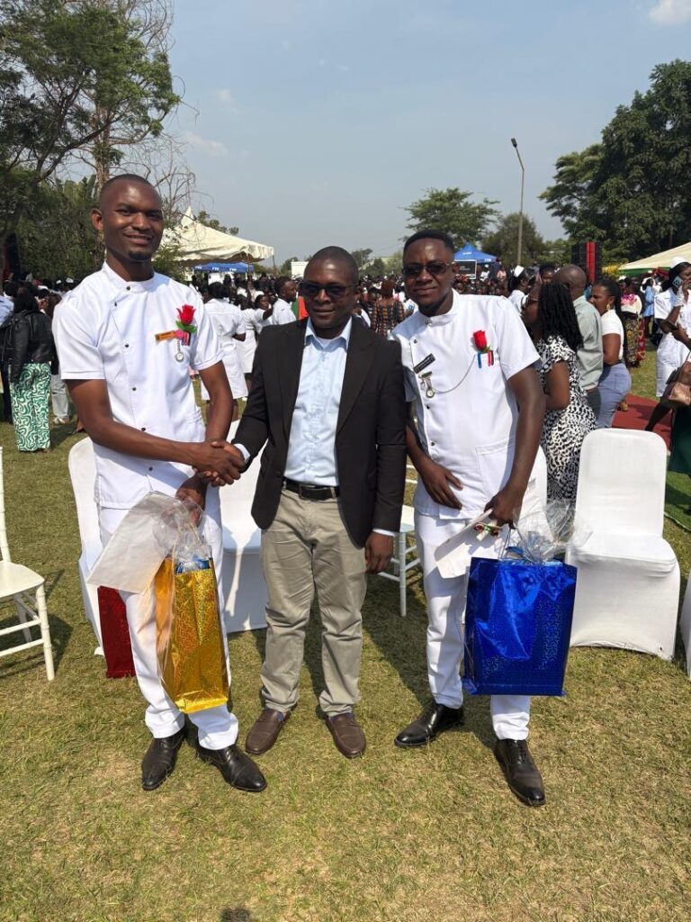 Fr Chomba betreute die Studenten